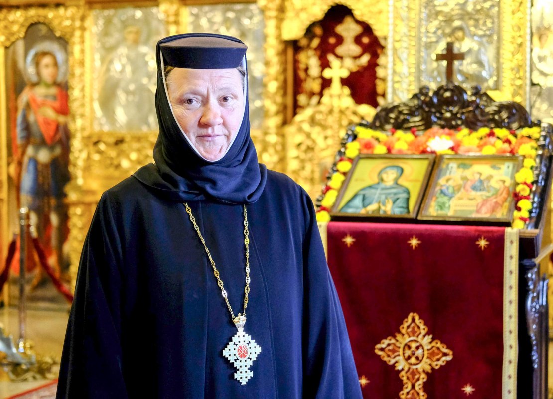 Mănăstirea cu mireasmă de trandafiri 8604