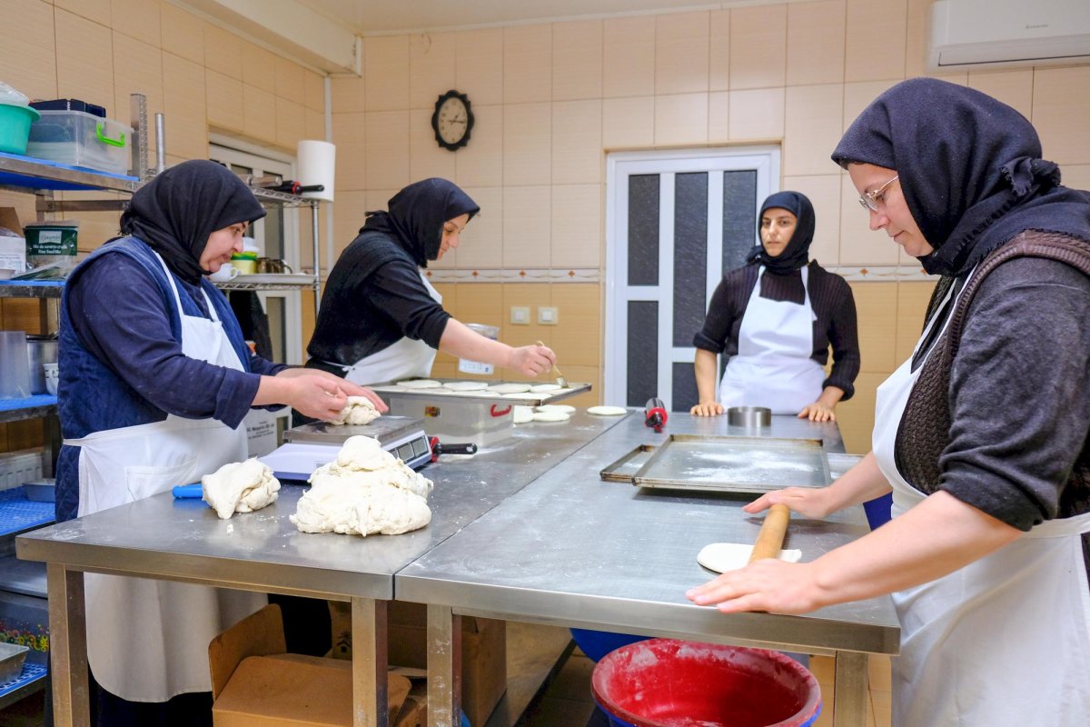 Mănăstirea cu mireasmă de trandafiri 8608