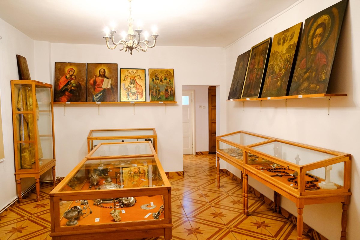 Mănăstirea cu mireasmă de trandafiri 8609