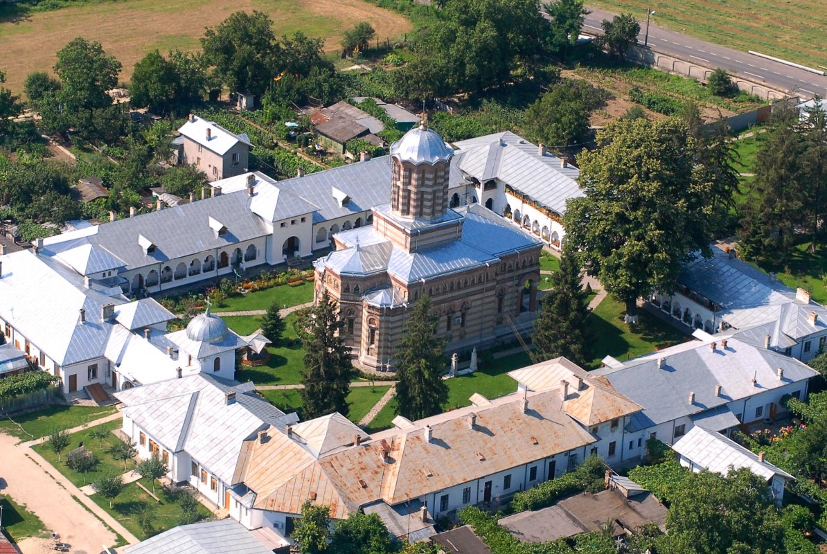 Mănăstirea cu mireasmă de trandafiri 8610