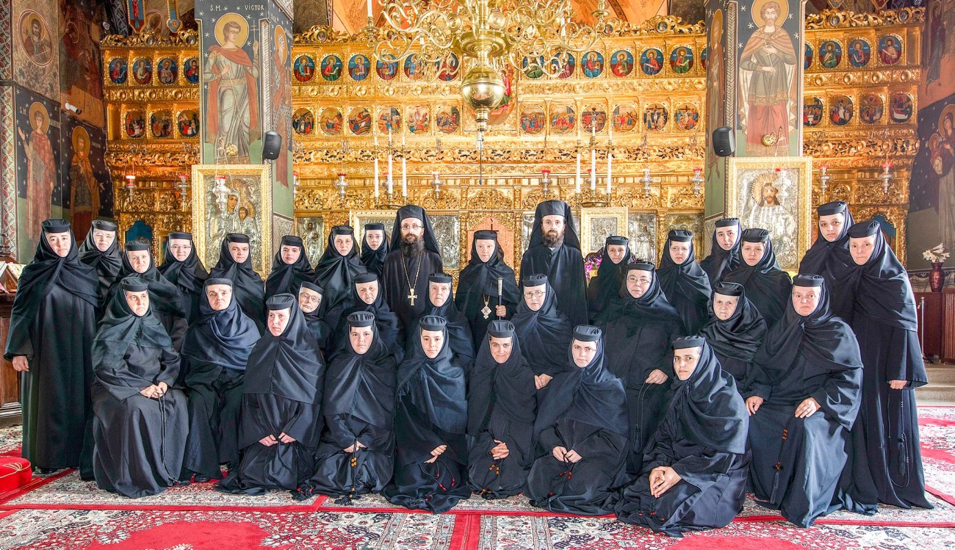 Mănăstirea cu mireasmă de trandafiri 8611