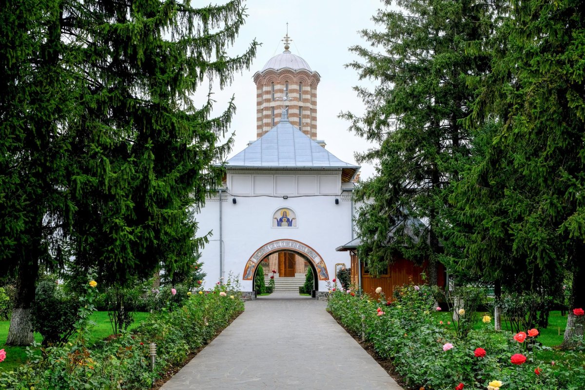 Mănăstirea cu mireasmă de trandafiri 8612