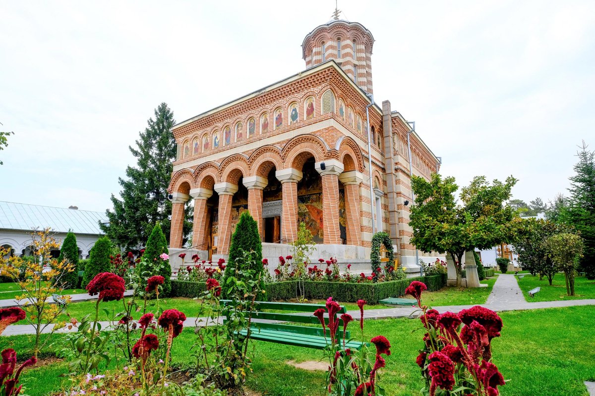 Mănăstirea cu mireasmă de trandafiri 8613
