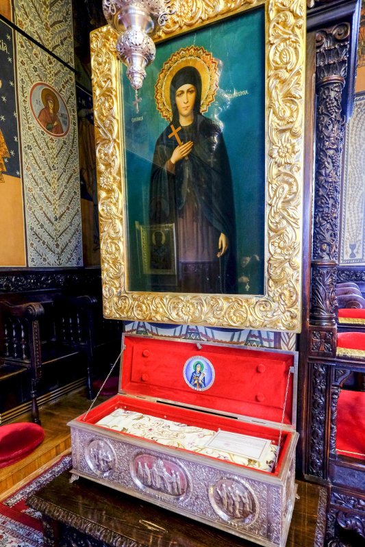 Mănăstirea cu mireasmă de trandafiri 8614