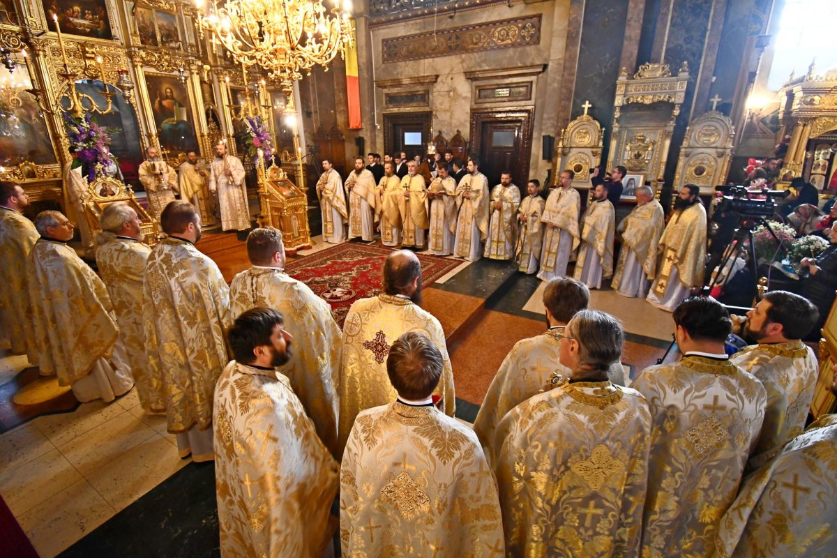 „Oriunde merg, sfinţii transformă pământul într-un paradis” 8597