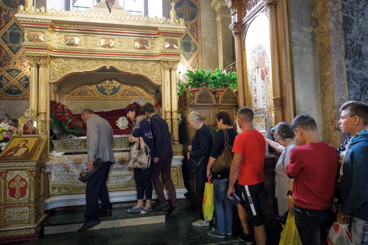 Cuvioasa îi aşteaptă şi îi ascultă pe toţi 8560