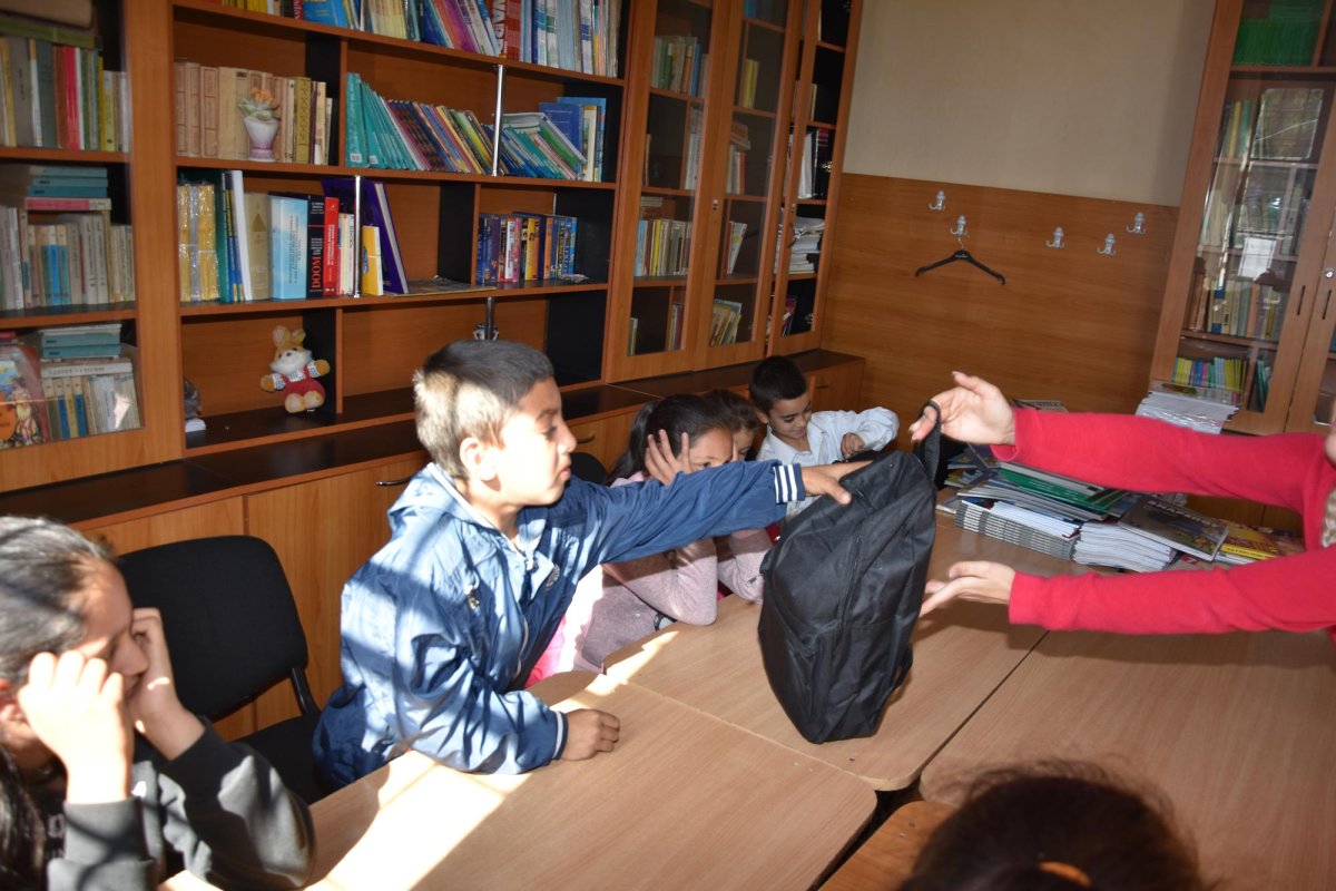 Campania „Ghiozdanul cu bucurii” la Anina 8512