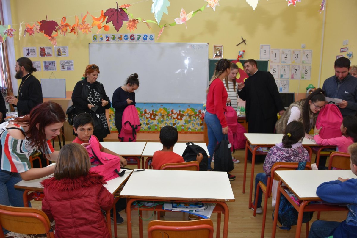 Campania „Ghiozdanul cu bucurii” la Anina 8513