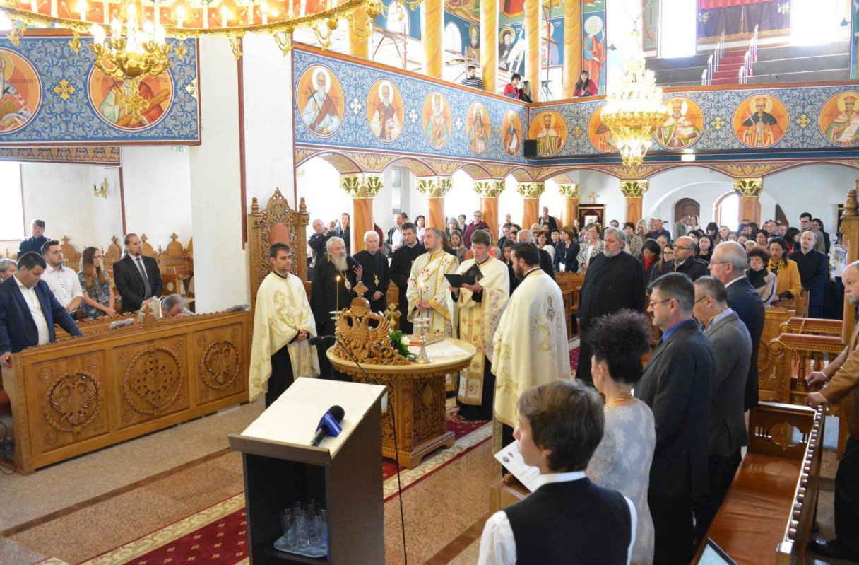 Conferința Internaţională „Educaţie, religie, familie în societatea contemporană”, la Beclean 8491