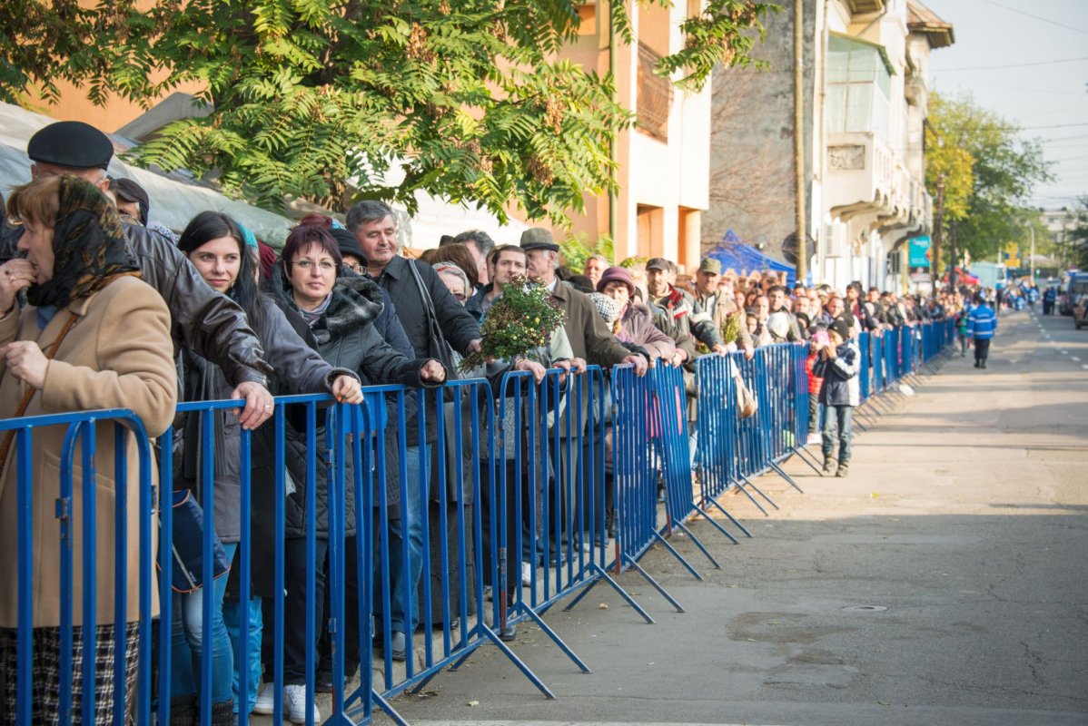 Jertfă şi credinţă la rândul Sfintei Parascheva 8484