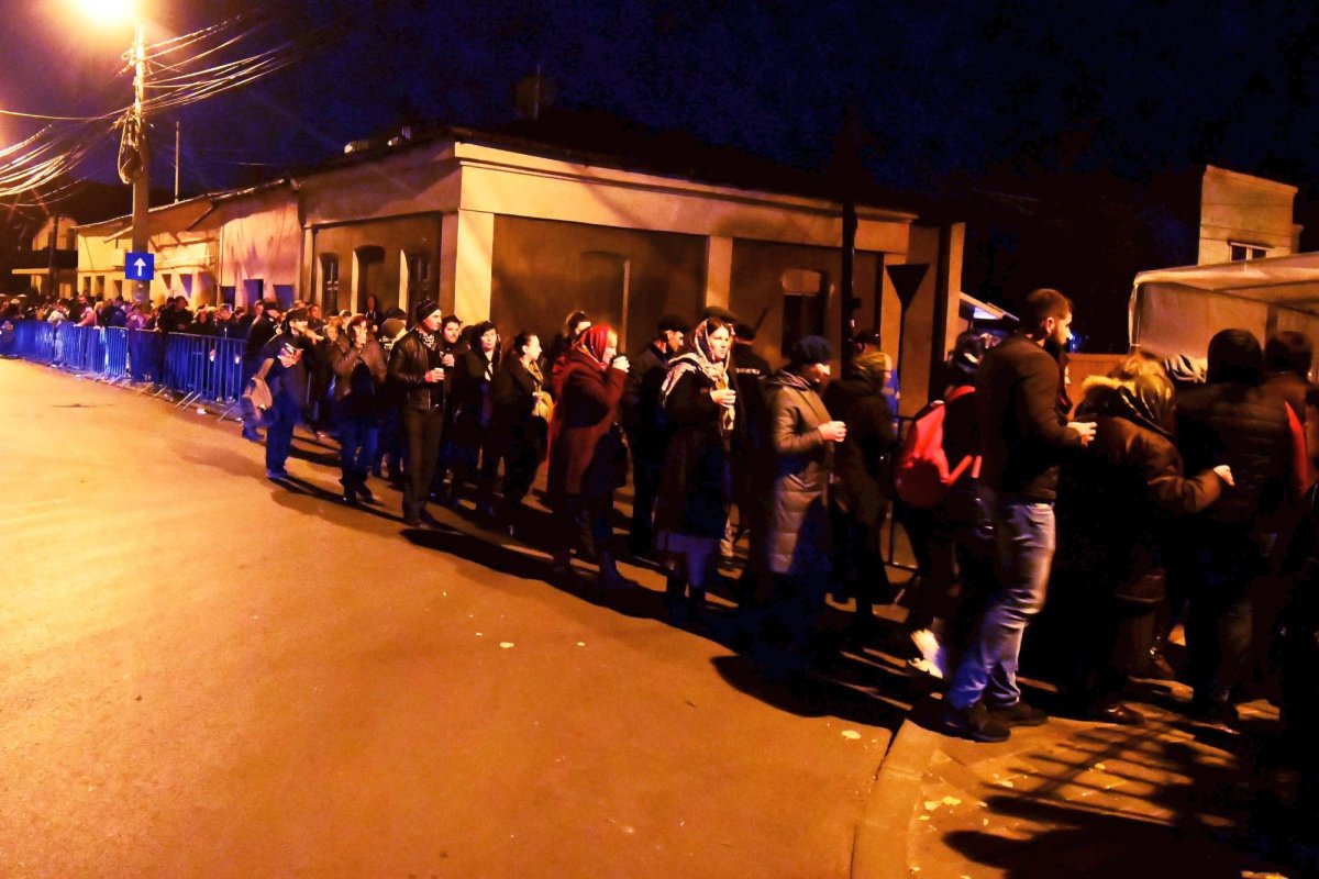 Jertfă şi credinţă la rândul Sfintei Parascheva 8485