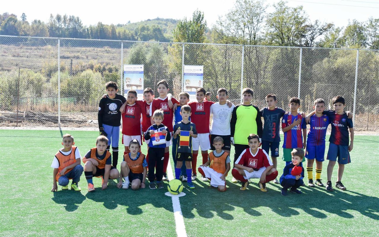 Teren de fotbal realizat cu sprijinul Episcopiei Severinului şi Strehaiei 8510