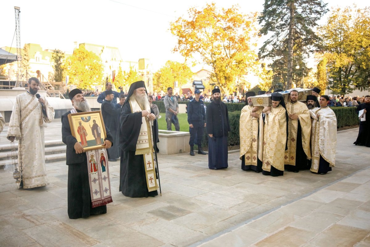 Moaştele Sfintei Parascheva au fost aşezate în Catedrala Mitropolitană din Iaşi 8387
