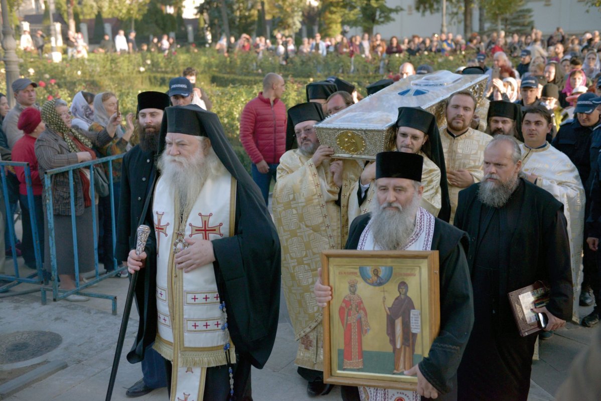 Moaştele Sfintei Parascheva au fost aşezate în Catedrala Mitropolitană din Iaşi 8388