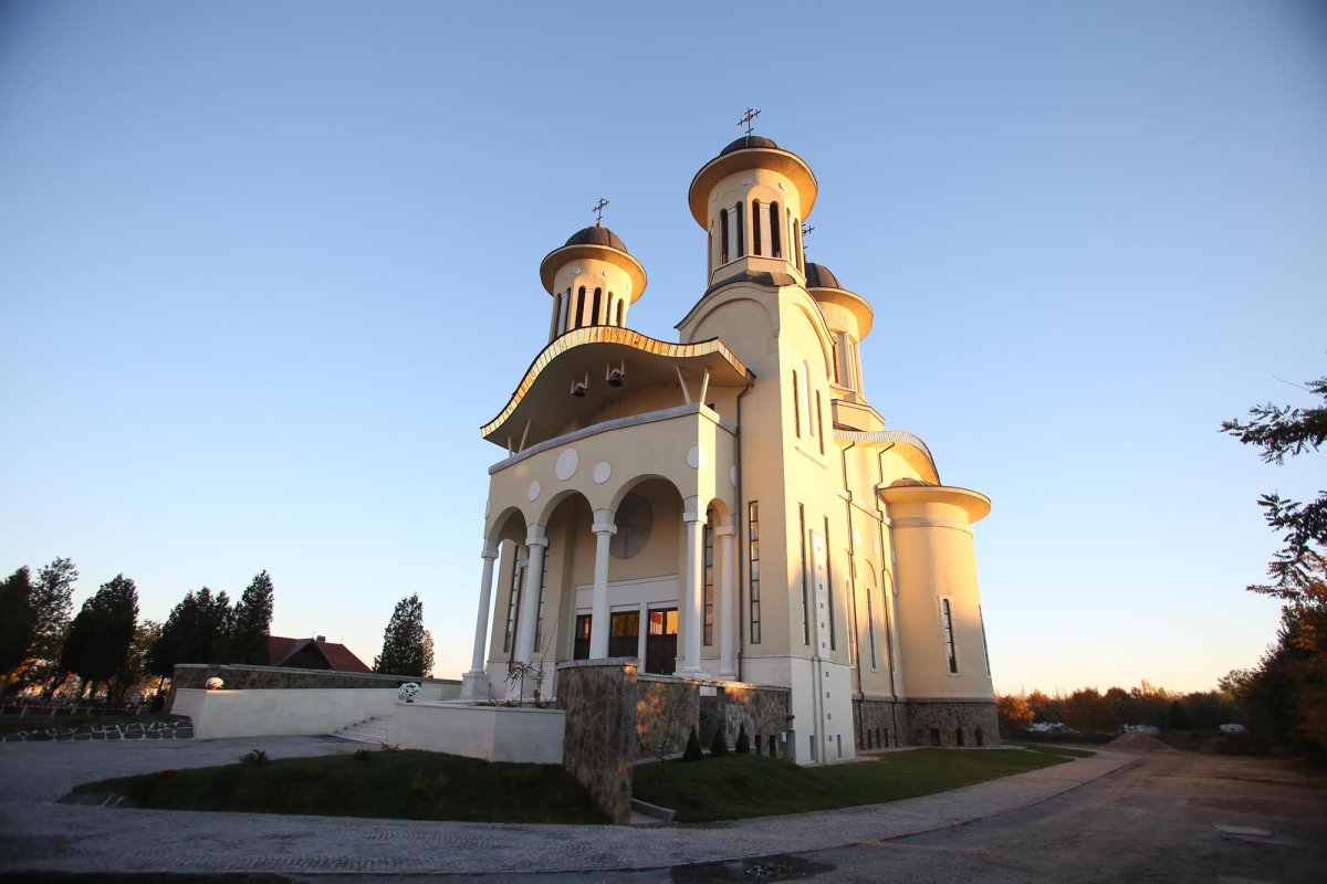 Slujiri arhierești în ziua de prăznuire a Sfintei Cuvioase Parascheva 8400