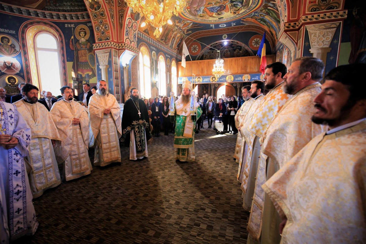 Slujiri arhierești în ziua de prăznuire a Sfintei Cuvioase Parascheva 8402
