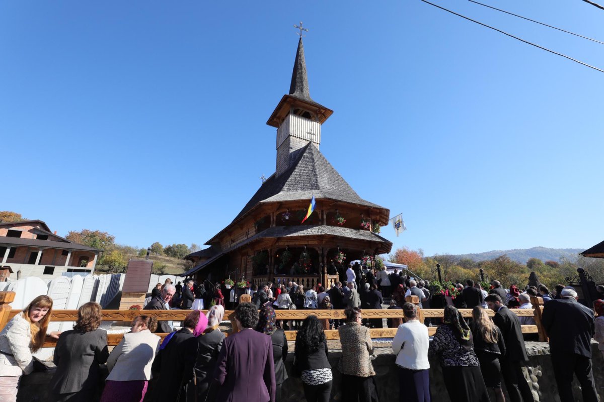 Slujiri arhierești în ziua de prăznuire a Sfintei Cuvioase Parascheva 8408