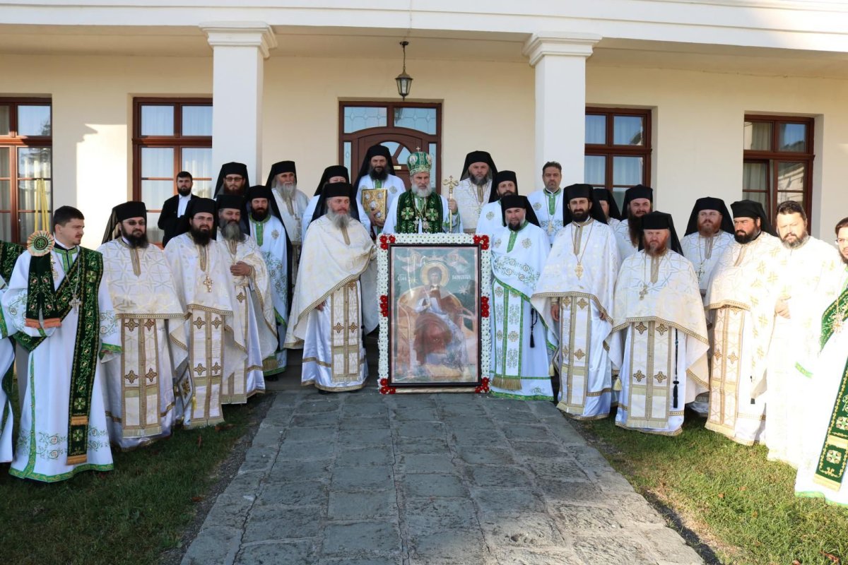 Catedrala Arhiepiscopală din Roman şi-a cinstit ocrotitoarea 8286