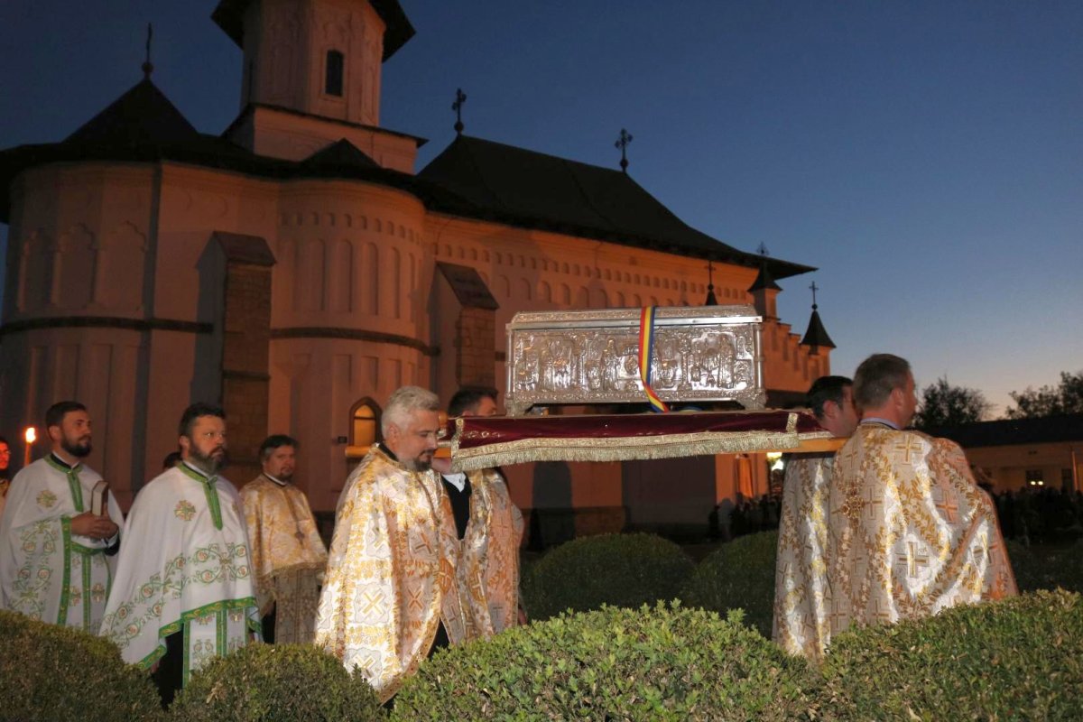 Catedrala Arhiepiscopală din Roman şi-a cinstit ocrotitoarea 8288