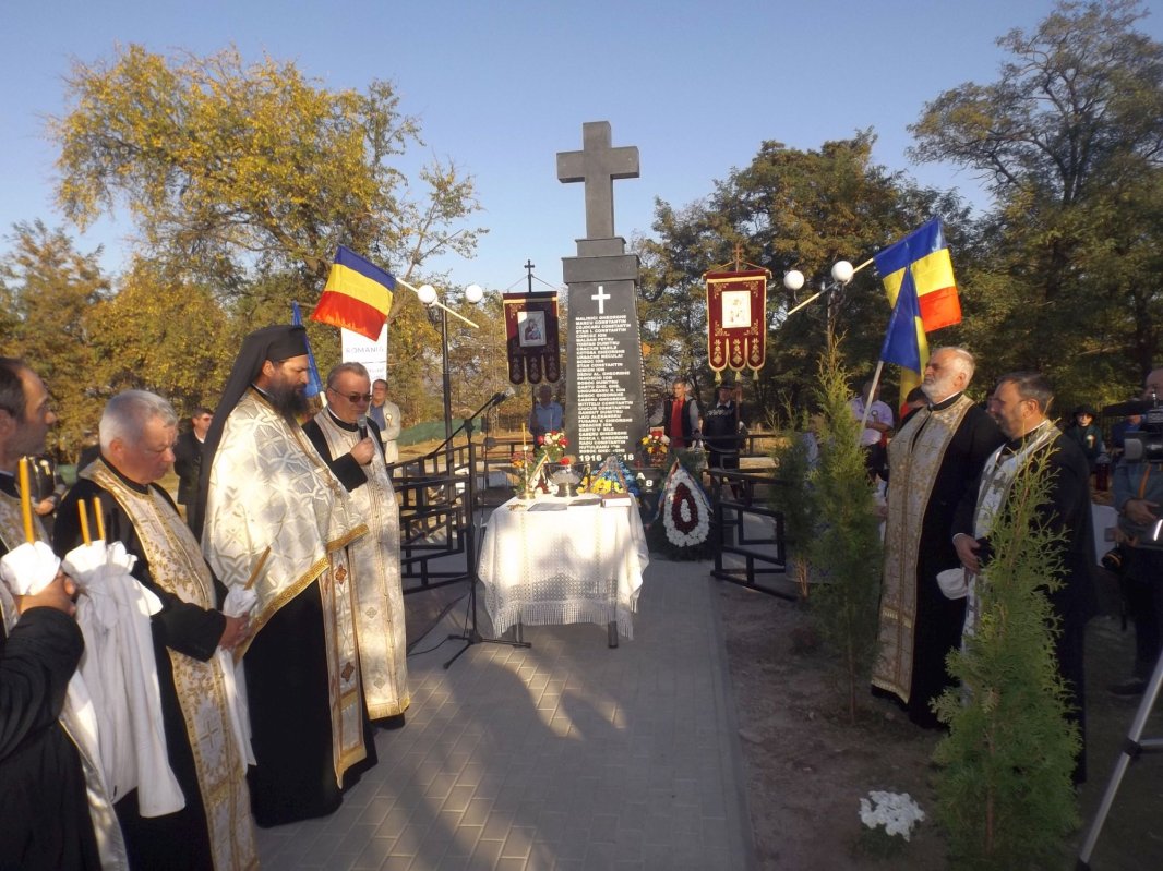 Monument dedicat eroilor în Parohia „Sfânta Parascheva” Blăgeşti 8294