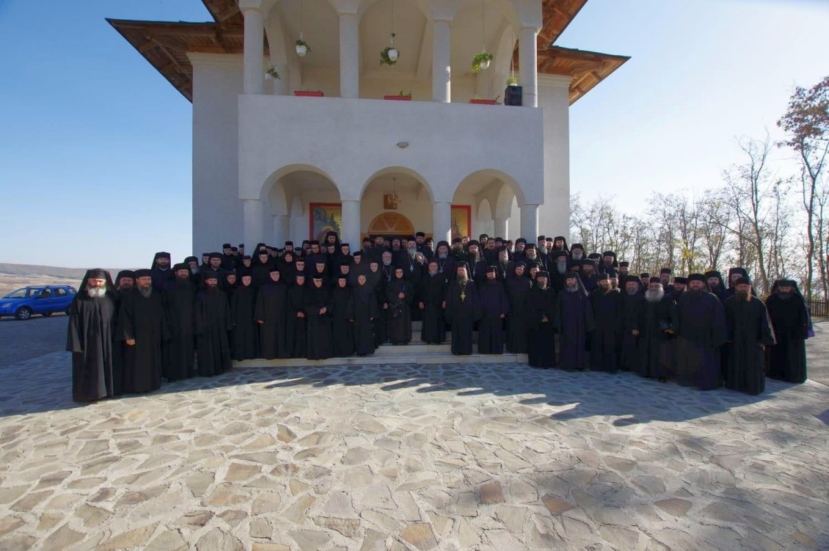 Sinaxă monahală în Episcopia Huşilor 8206
