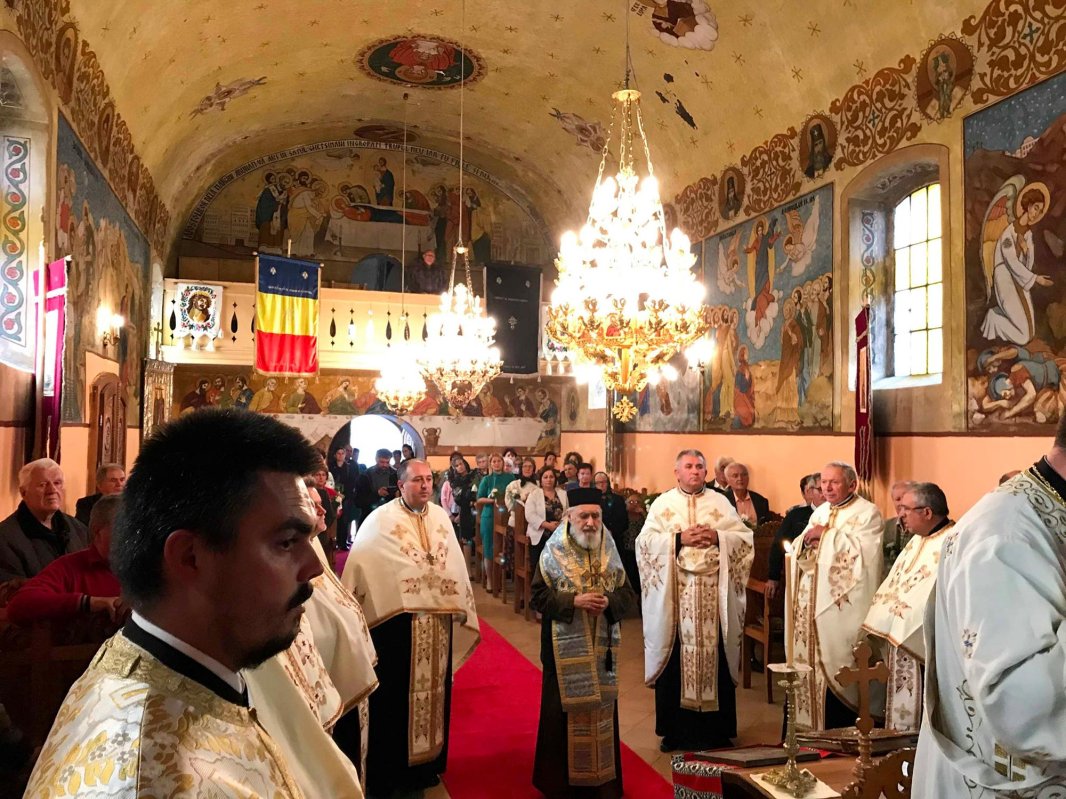 Chiriarhul arădean a participat la hramul bisericii din Turnu 8119