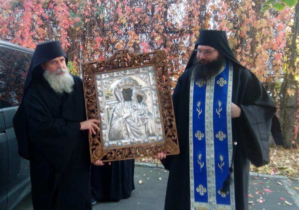 Icoana făcătoare de minuni de la Sihăstria Putnei, la Sibiu 7897