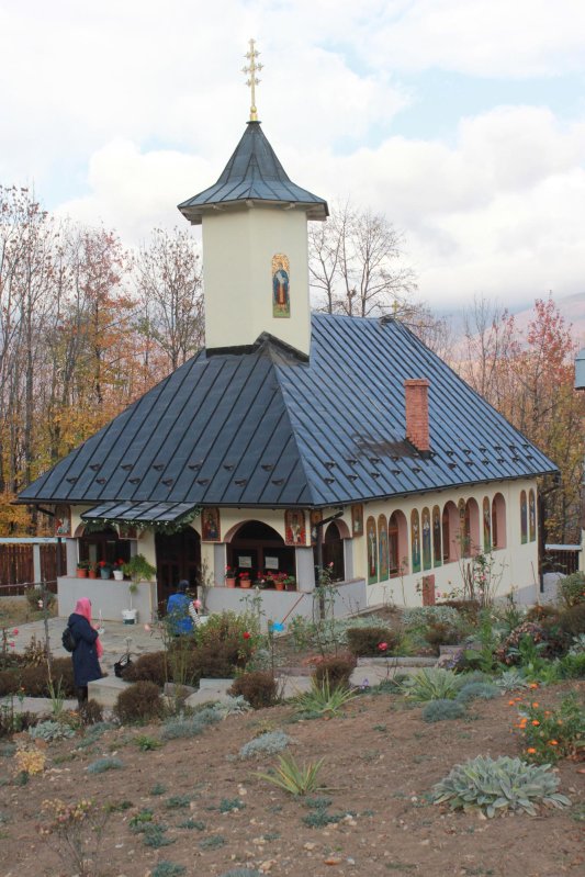 Schitul de la Poiana Pustnicului a fost sfinţit 7900