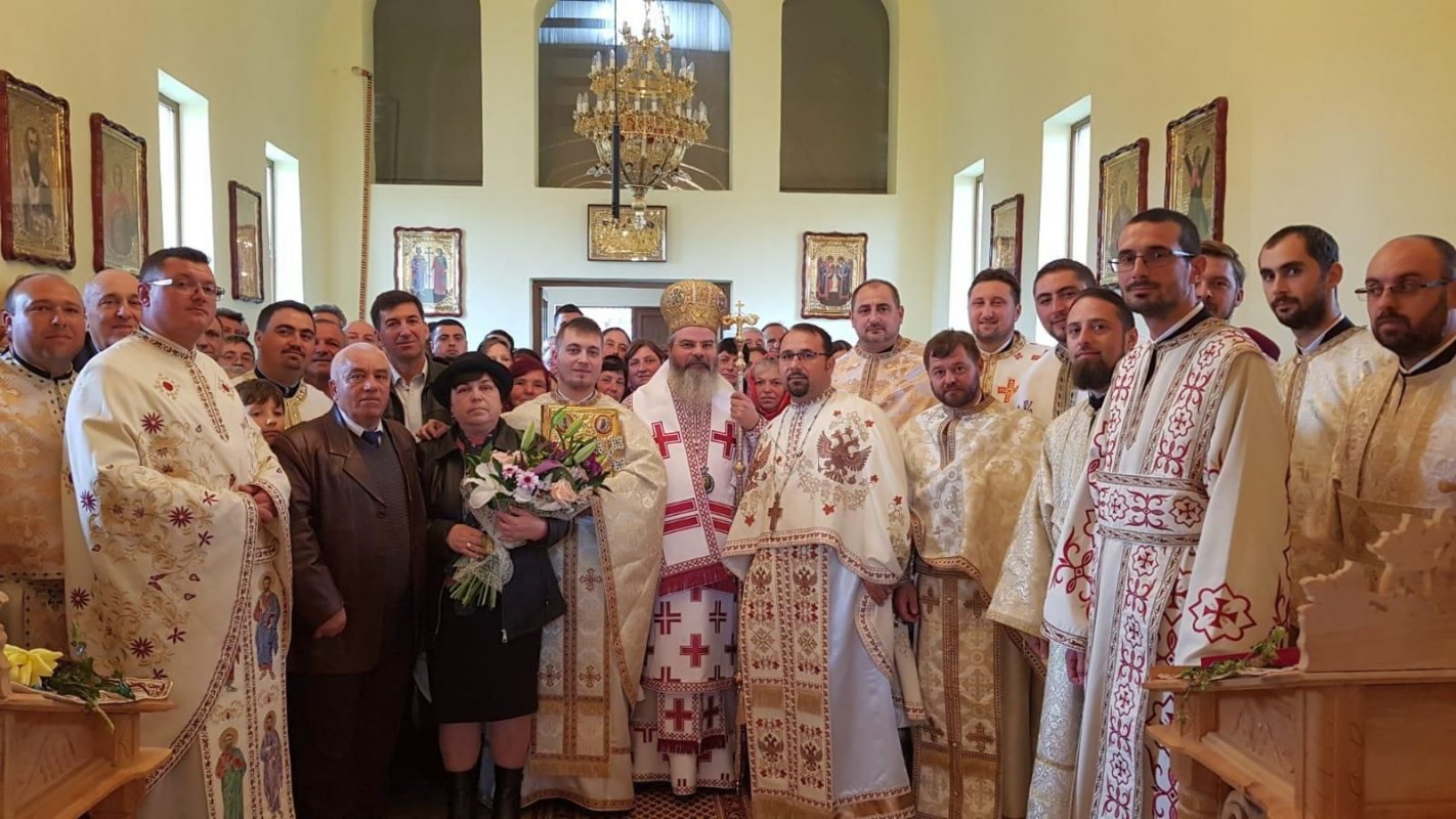 Liturghie arhierească în Parohia Deleni, Protopopiatul Huşi 7794