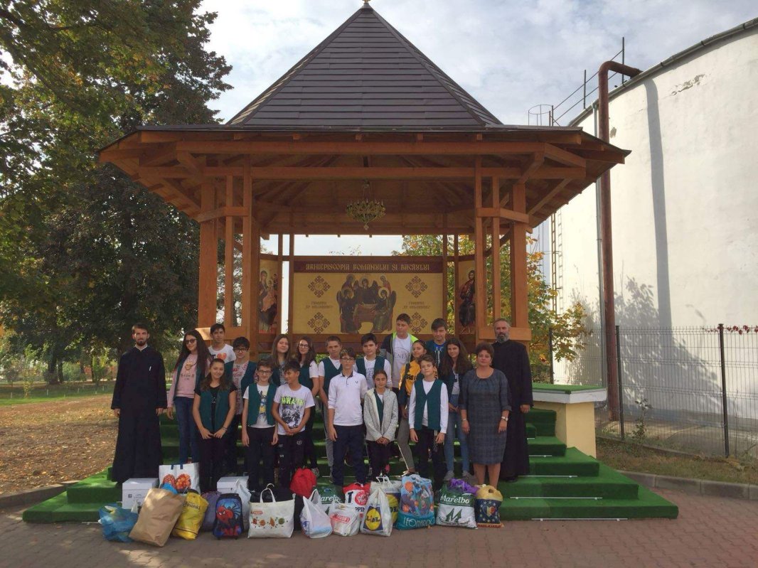 Elevi oneşteni, implicaţi în proiectul „Milostenia - hrană pentru suflet” 7675