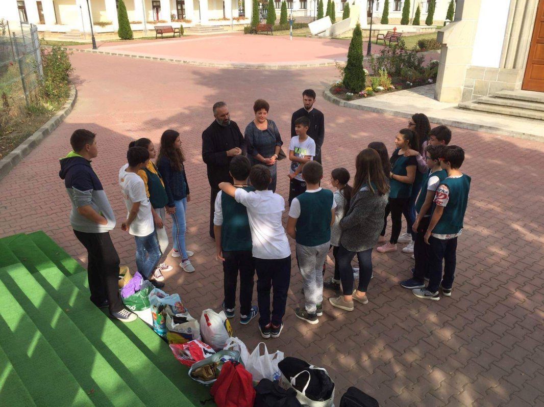 Elevi oneşteni, implicaţi în proiectul „Milostenia - hrană pentru suflet” 7676