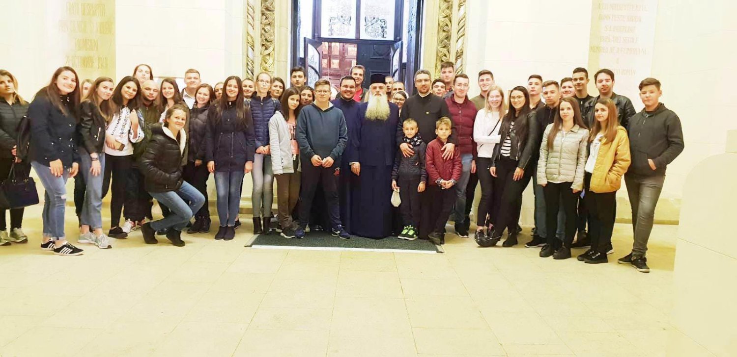 Excursie la obiective religioase şi culturale din ţară pentru tineri năsăudeni 7693