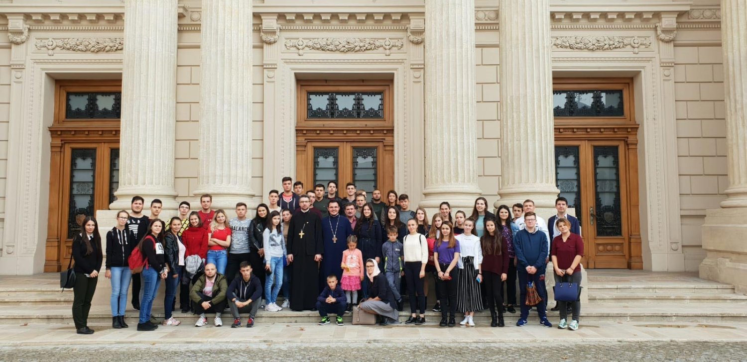 Excursie la obiective religioase şi culturale din ţară pentru tineri năsăudeni 7695