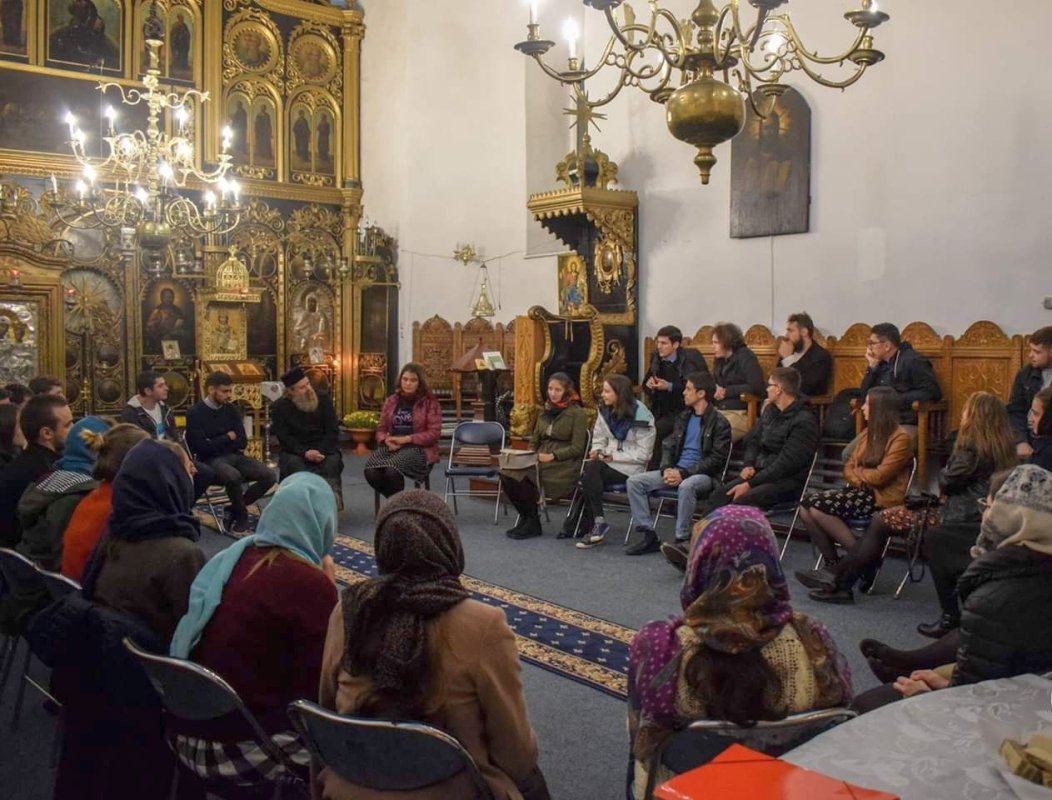 La Metocul Maicilor s-au reluat Dialogurile studenţeşti 7564