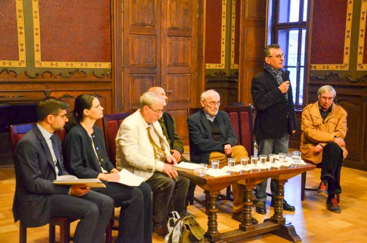 Simbolismul Crucii, reliefat de artiști 7594