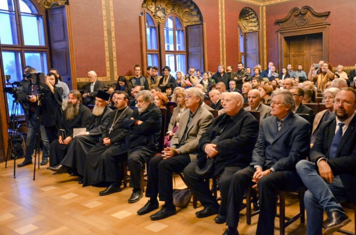 Simbolismul Crucii, reliefat de artiști 7595