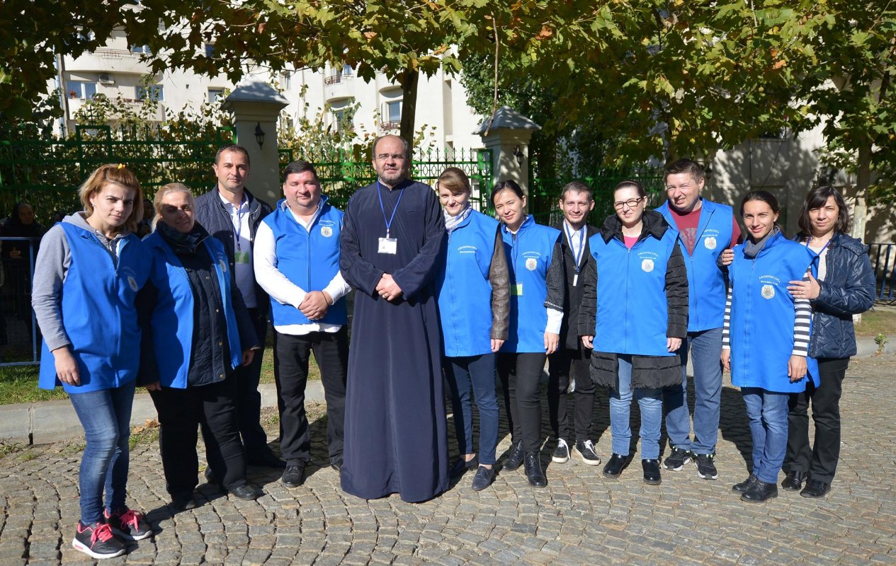 Hrană caldă şi grijă­ pentru pelerini ceas de ceas 7556