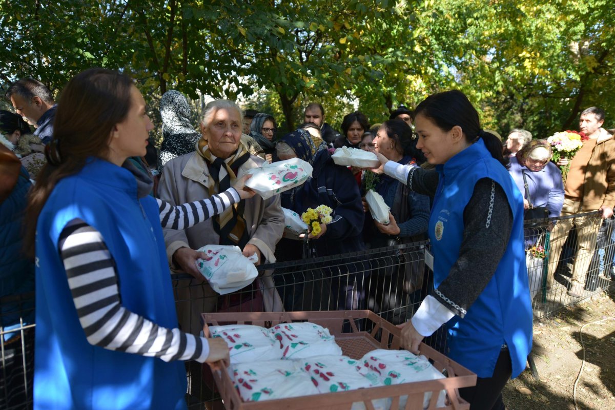 Hrană caldă şi grijă­ pentru pelerini ceas de ceas 7557