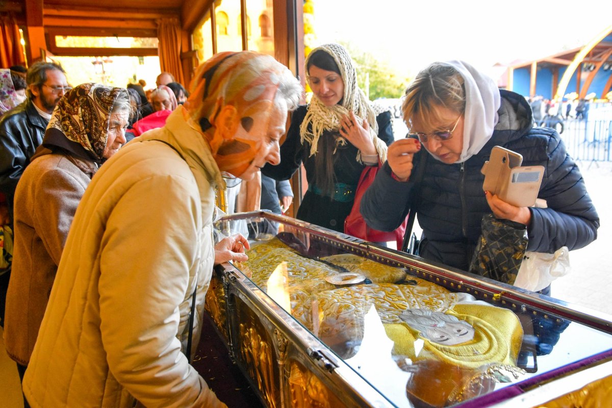 Sfântul Dimitrie cel Nou îi caută şi îi ajută pe oamenii aflaţi în suferinţă 7543