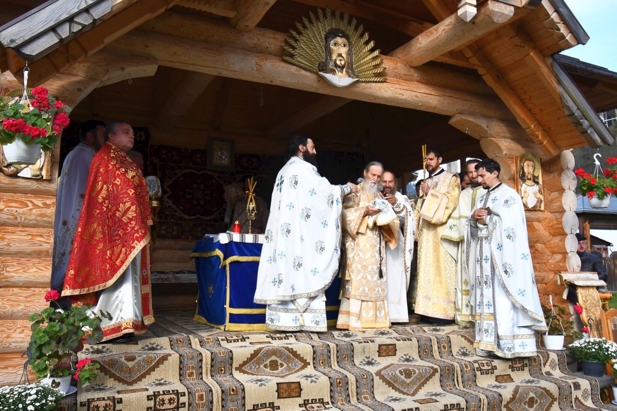 Rugăciuni la mormintele înaintaşilor din Fundu Moldovei 7405