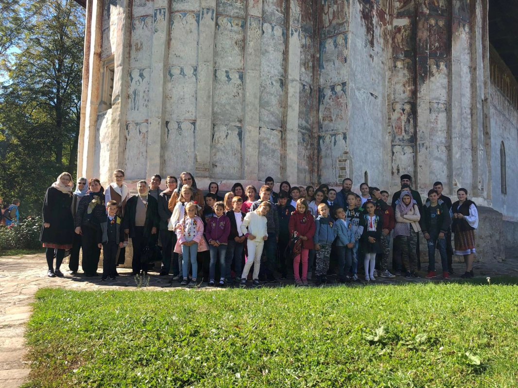 „Împreună. Nepoţi şi bunici, pe urmele sfinţilor într-un neam şi credinţă, în Bucovina”  7334