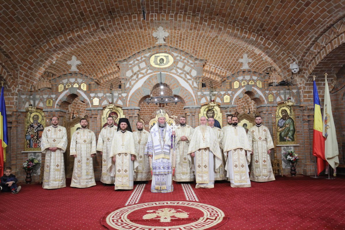 Slujiri arhiereşti în Duminica a 24-a după Rusalii 7338