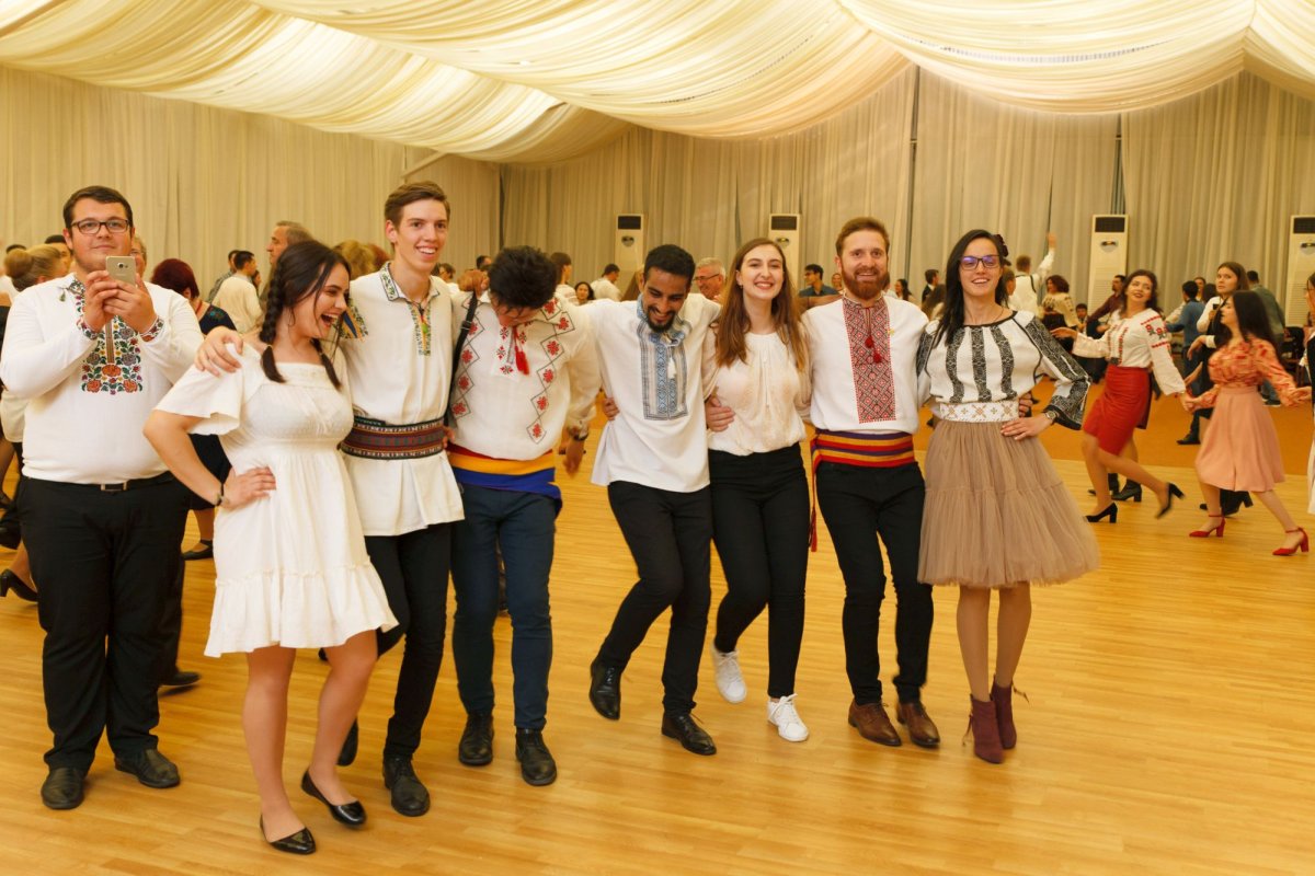 Valuri de entuziasmîntr-o seară românească 7162