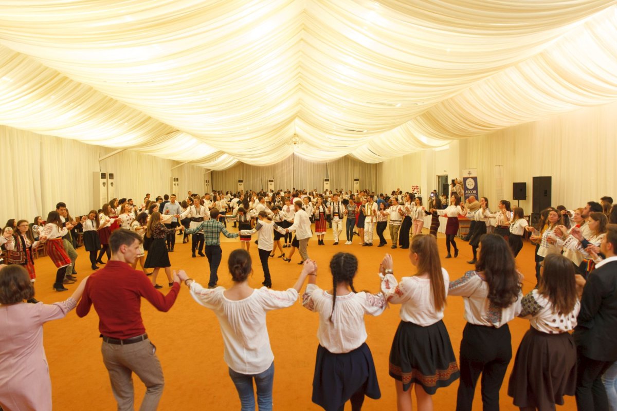 Valuri de entuziasmîntr-o seară românească 7163