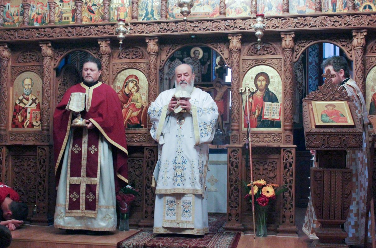 Slujire arhierească alături de tinerii sibieni 6917