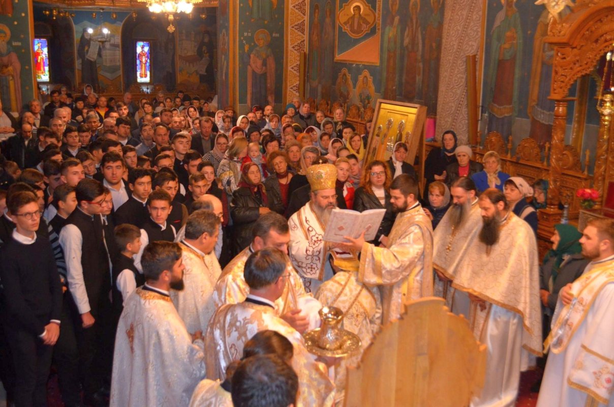 Slujbe arhiereşti la Oneşti şi Huşi 6824