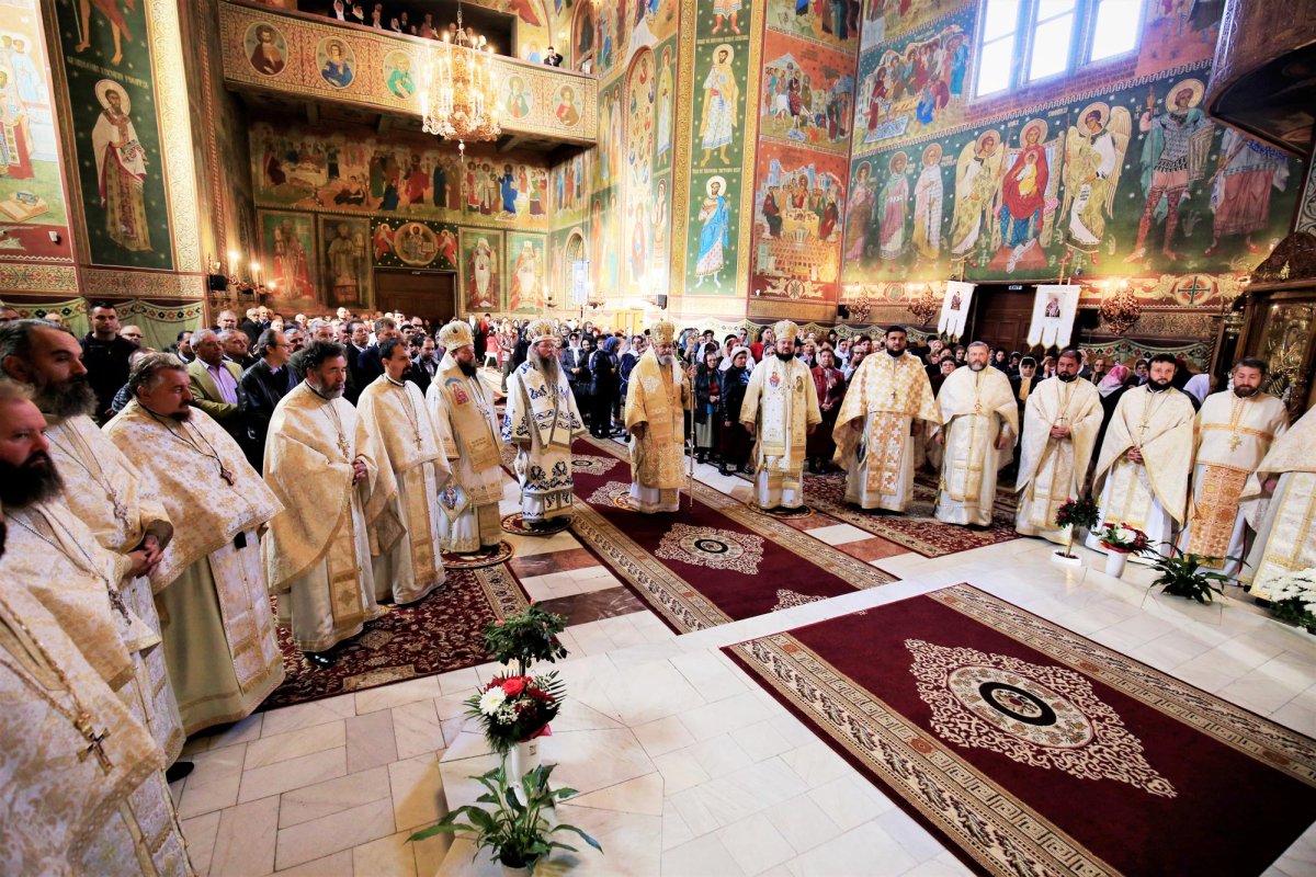 Slujiri şi binecuvântări arhiereşti în duminica a 22-a după Rusalii 6835