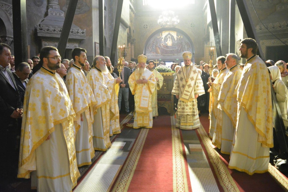 Slujiri şi binecuvântări arhiereşti în duminica a 22-a după Rusalii 6840