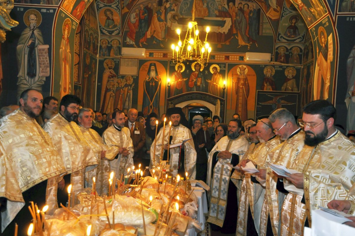 Sfinţii Arhangheli Mihail, Gavriil şi Rafail cinstiţi la Biserica „Sfinţii Voievozi” - Roşca 6600