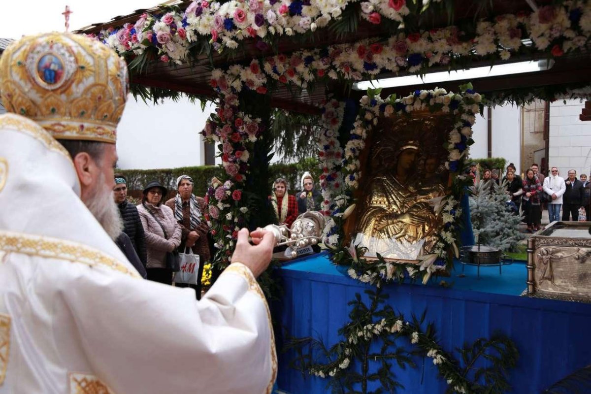 Zi de hram la biserici închinate Sfinților Arhangheli 6548